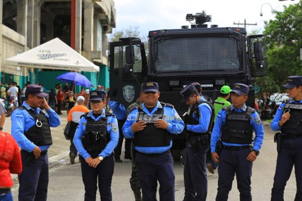 Barra de Marathón y olimpistas vestidos de civiles se agarran a pedradas afuera del Yankel
