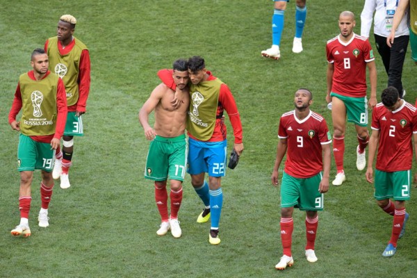 Destrozados: Las desgarradoras imágenes de marroquíes en Rusia y la felicidad de Cristiano