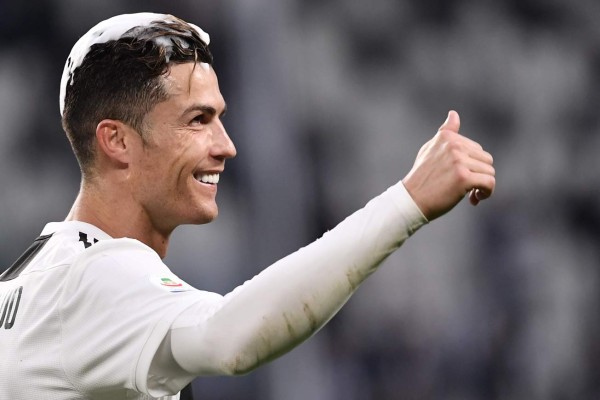 La manta, el nuevo gesto y la alegría de Cristiano tras coronarse con la Juventus en Italia &nbsp;&nbsp;