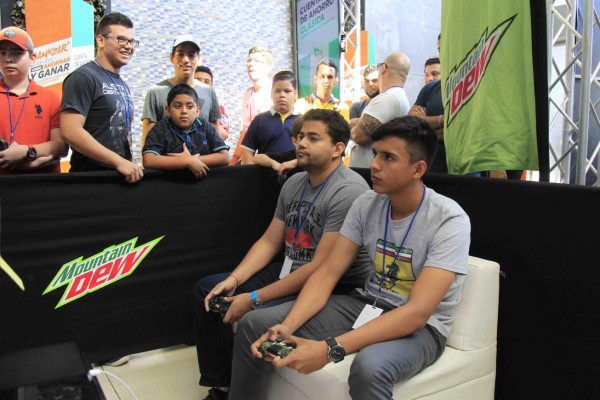 ¡AMBIENTAZO! Así se está viviendo el arranque del 'Rey del FIFÓN' organizado por DIEZ