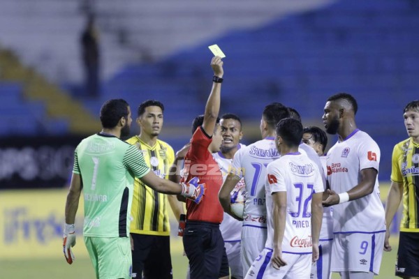 Lluvia de golpes y manotazos en el Olimpico entre jugadores de Real España y Olimpia