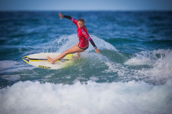 FOTOS: Maud, la bella chica que surfea en tacones