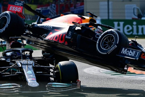Impactante accidente: La llanta del auto de Verstappen pasó sobre la cabeza de Lewis Hamilton