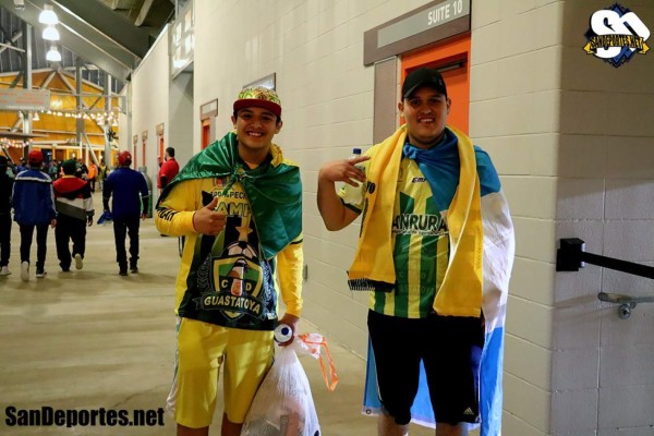 ¡Ni la lluvia los detuvo! Afición del Guastatoya puso el ambiente en el BBVA Compass Stadium