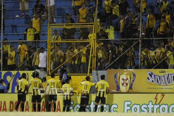 En fotos: La euforia de Wilmer Cruz y la barra del Real España estalla de furia