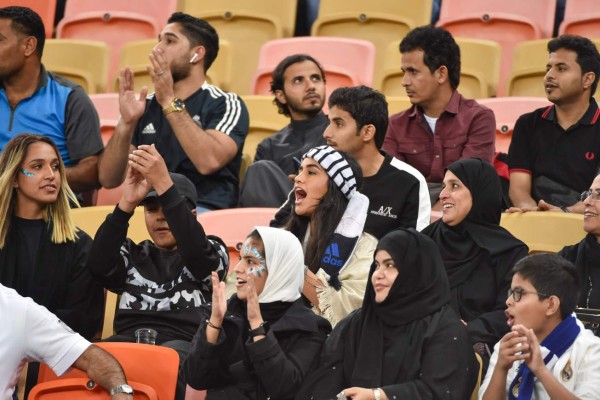 Sin velo y con Niqab: Las mujeres de Arabia Saudita sí llegaron a ver al Real Madrid-Valencia