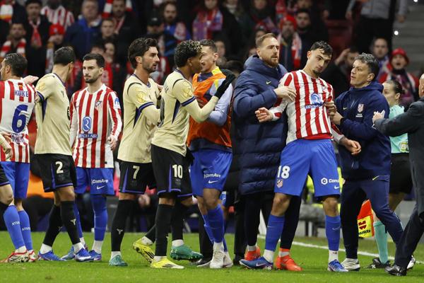 La traición de Hansi Flick, le celebró en la cara al Barcelona y la polémica arbitral en la paliza del Atlético en Copa del Rey