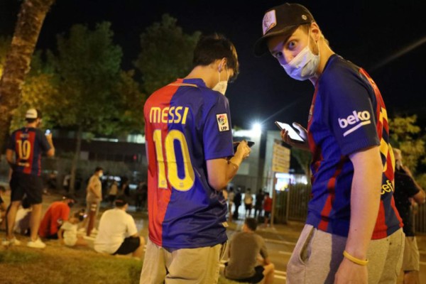 Messi pide irse del Barcelona y así reaccionan los aficionados en las afueras del Camp Nou