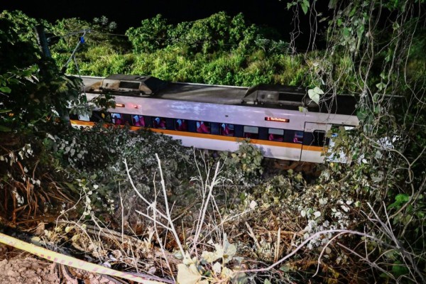 Las dramáticas imágenes de la tragedia en Taiwán: más de 50 muertos y cientos de heridos en un accidente de tren