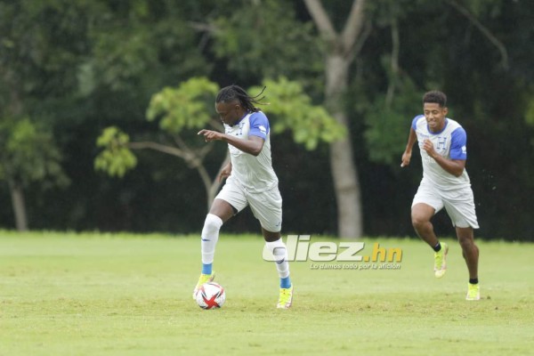 'Bolillo' Gómez recibe a viejo conocido en el entrenamiento de Honduras; el mano a mano de Elis con Choco Lozano