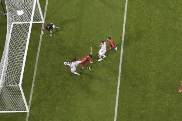 NO VISTE EN TV: La cara de Cristiano Ronaldo antes del tiro libre y lo que hizo De Gea tras el juego