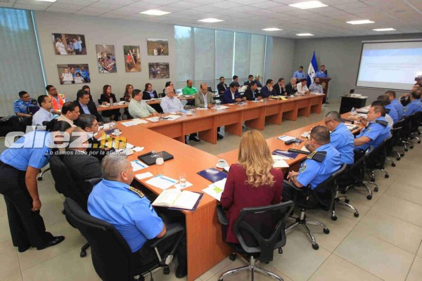 FOTOS: Así fue la reunión entre Fenafuth, Liga Nacional, policía y presidente por el tema de violencia
