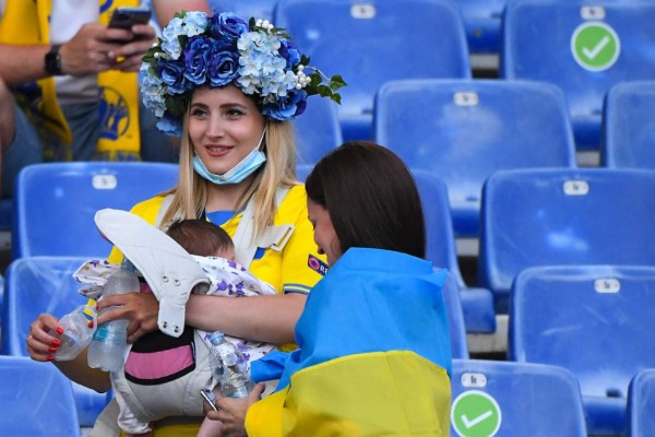 FOTOS: Tristeza de hermosa periodista, la sorpresiva visita a Roma y el júbilo de Inglaterra en la Eurocopa&nbsp;&nbsp;