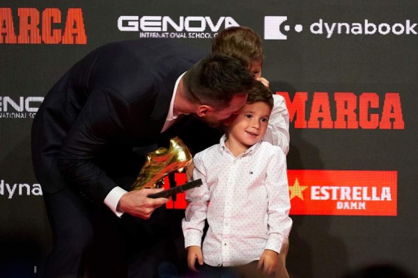 Show de Mateo Messi: Saca la lengua y roba el micrófono durante la entrega de la Bota de Oro