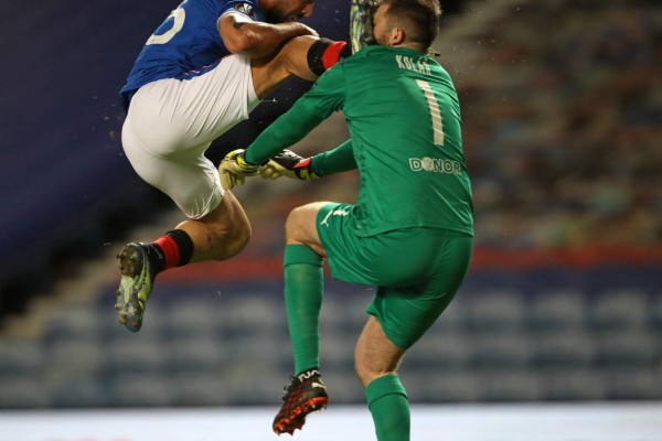 ¡Brutal patada en la Europa League! Delantero del Rangers le partió el rostro al portero del Slavia Praga
