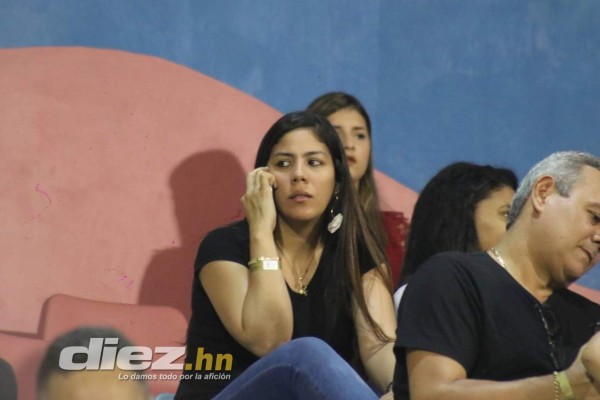 Las preciosas aficionadas del Vida y así fue captado Diego en la derrota del Motagua