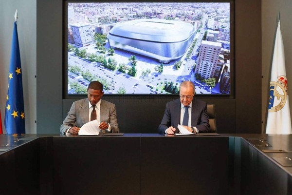 Así fue la presentación de Alaba con el Real Madrid: sorpresa con su dorsal y los regalitos que recibió