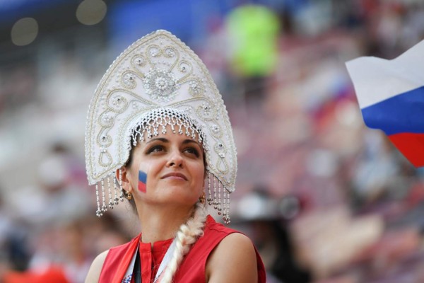 España y Rusia llevan muchas lindas chicas al juego de octavos del Mundial