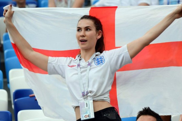 NO SE VIO POR TV: Panameños regalan sus camisas y Maguire exhibe a su preciosa novia