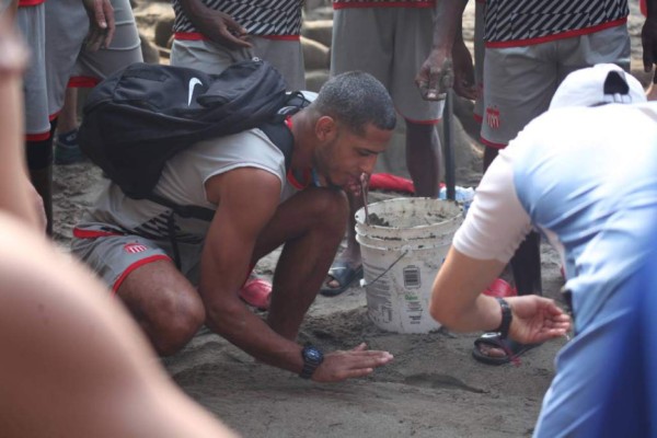 Sonrisas, unidad y el escudo de arena de los jugadores del Vida