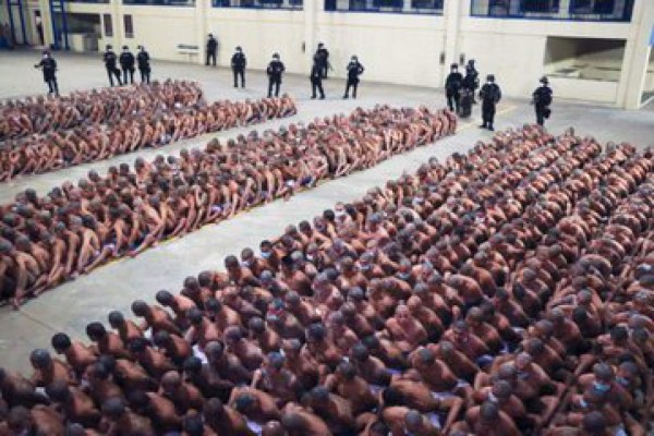 Las 15 fotos que han impactado al mundo sobre pandilleros en las cárceles de El Salvador