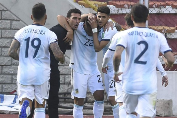 Fotos: La pelea de Messi al final del partido y Scaloni se metió a la cancha a celebrar un gol