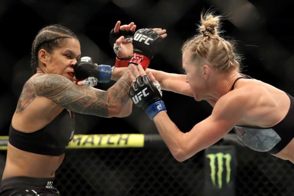 Amanda Nunes, posa de forma intima en Instagram con sus cinturones de campeona de la UFC