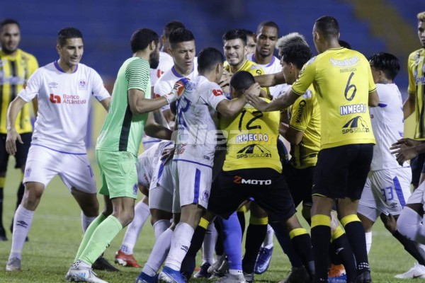 Lluvia de golpes y manotazos en el Olimpico entre jugadores de Real España y Olimpia