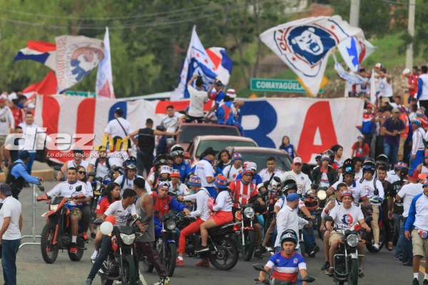 FOTOS: La eufórica llegada de la barra del Olimpia al estadio Nacional