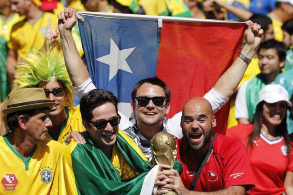 Aficionados disfrutan el Mundial a ritmo de samba.