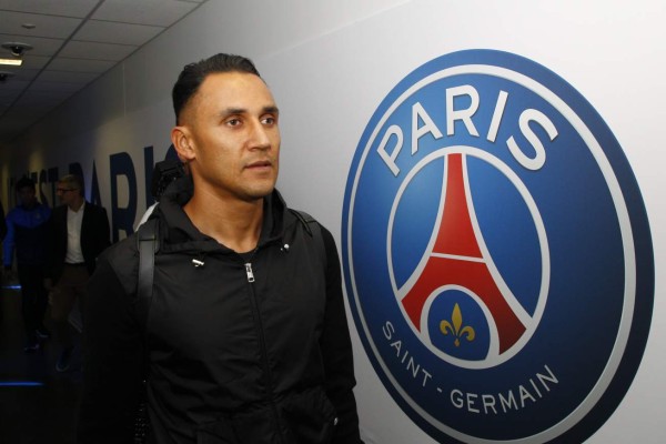 Así recibieron a Keylor Navas en el PSG: El abrazo de Di María y sus primeras atajadas