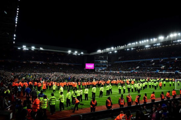 Locura e invasión de los aficionados del Aston Villa tras clasificar a una final 10 años después