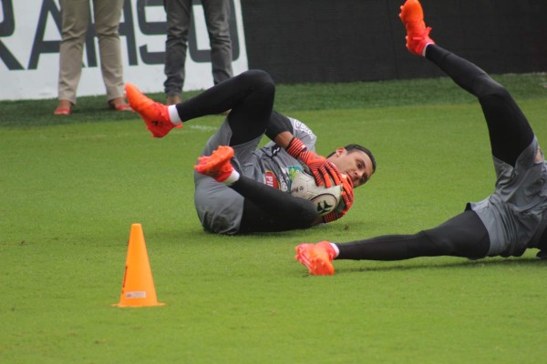 Adidas manda bien equipado a Keylor Navas que da el ejemplo en los entrenamientos