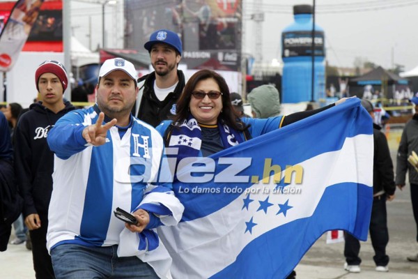Hondureños pintan de azul y blanco las afueras del estadio Avaya