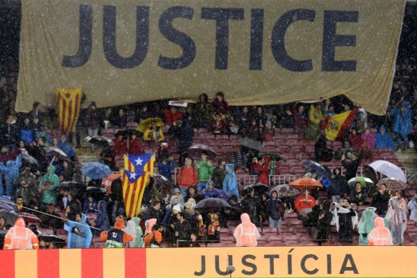 En fotos: Un Camp Nou politizado pide 'libertad y justicia'