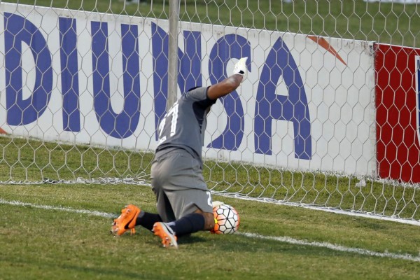 Fotos: Así fue la jugada en la que Noel Valladares se equivocó y corrigió un grave error