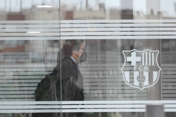 ¿Qué buscan? Así entraron los Mossos d' Esquadra al Camp Nou: Hasta un perro es parte de la investigación