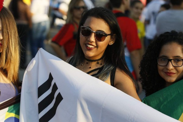 Bellas 'garotas' engalanan el Mineirao para juego Honduras-Corea