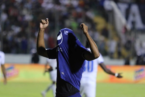 Goles anulados, morbo, patadas y mordidas en el clásico Olimpia-Motagua