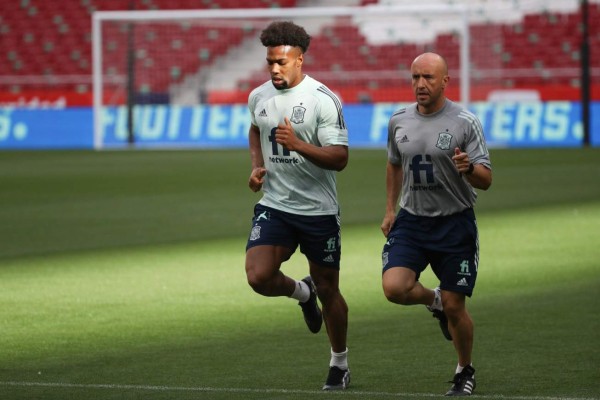 ¡Irreconocible! Crack del Barcelona visita el entrenamiento de España y sorprende con su nuevo look