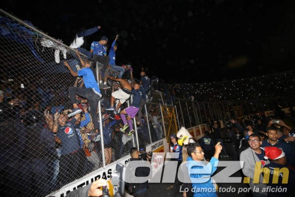 No se vio en TV: Locura en camerinos y el abrazo de Diego Vázquez con Henry Figueroa