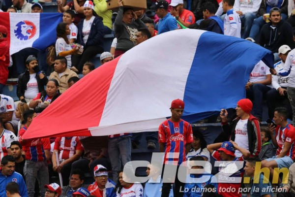 Ambientazo: Largas filas y hasta hinchas tatuados en la final entre Motagua y Olimpia