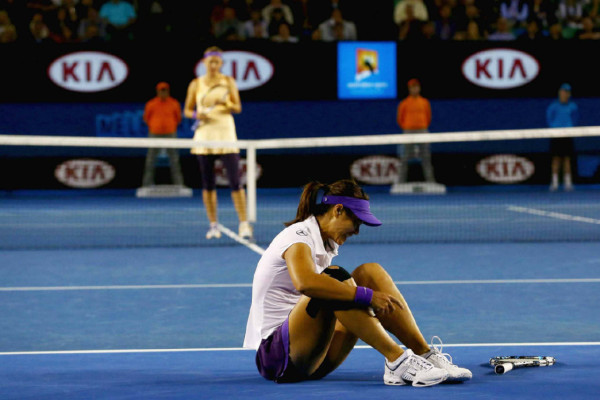 Su majestad Azarenka es la reina de Australia .