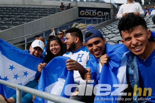 ¡Una fiesta! Lindo ambiente y bellas chicas para el Honduras-El Salvador por la Copa Oro