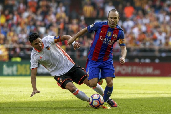 Fotos: Momentos dramáticos de Iniesta tras sufrir una durísima lesión