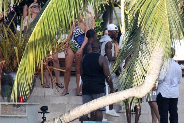 Fotos: Captan a Pogba fumando y compartiendo con bellas mujeres