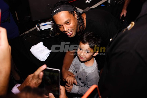 ¡De Lujo! Los ticos tuvieron un recibimiento espectacular para Ronaldinho