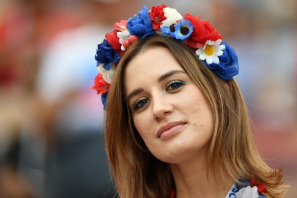 España y Rusia llevan muchas lindas chicas al juego de octavos del Mundial