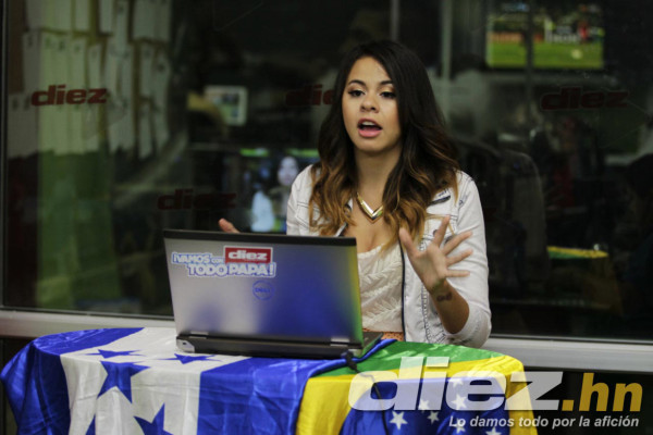 Ana Alvarado, reina catracha de los videoblogs.