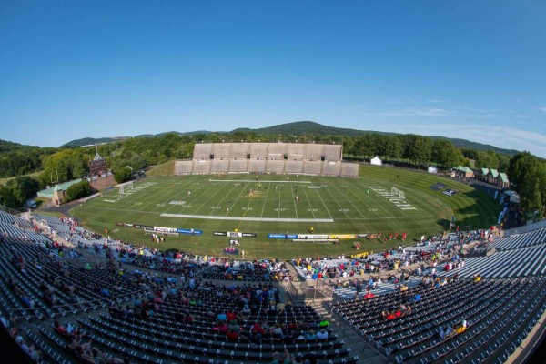 ¿Mejores que en Honduras? Los humildes, pero bonitos estadios en el Caribe